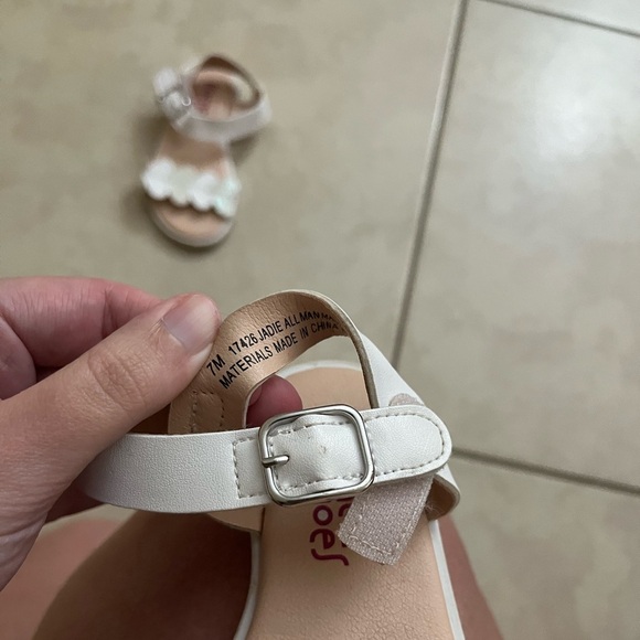 3 Pairs of 7M Girls Shoes - Picture 4 of 13